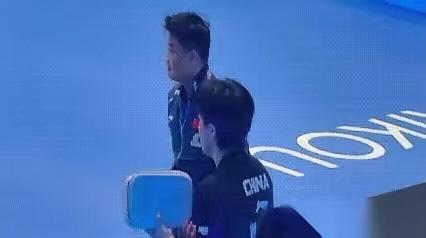 我宣布，本年度最强行为艺术，必须颁给王皓。真的，就刚才，观众席里有人喊“皓哥