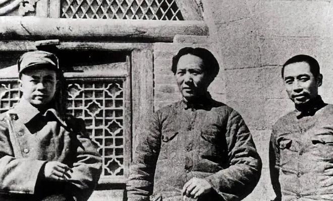 1947年，毛主席与任弼时发生争执，无人敢上前劝阻，站在窑洞外的一名炊事员，慢慢