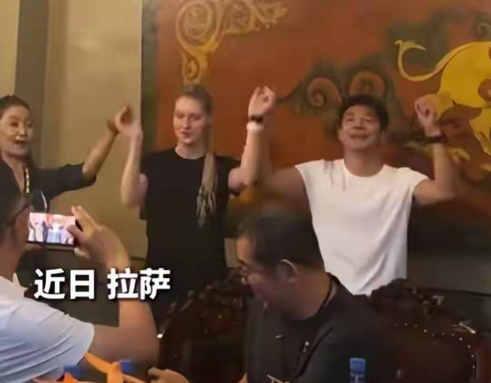 撒贝宁夫妻在拉萨度假！李白一头脏辫被围拍，又高又白比老公还壮