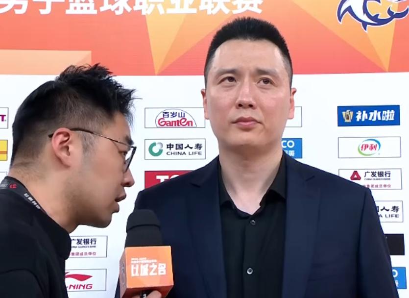上海男篮大胜广东男篮取得10连胜的赛后采访，主教练卢伟说道：“这场比赛为全国球迷