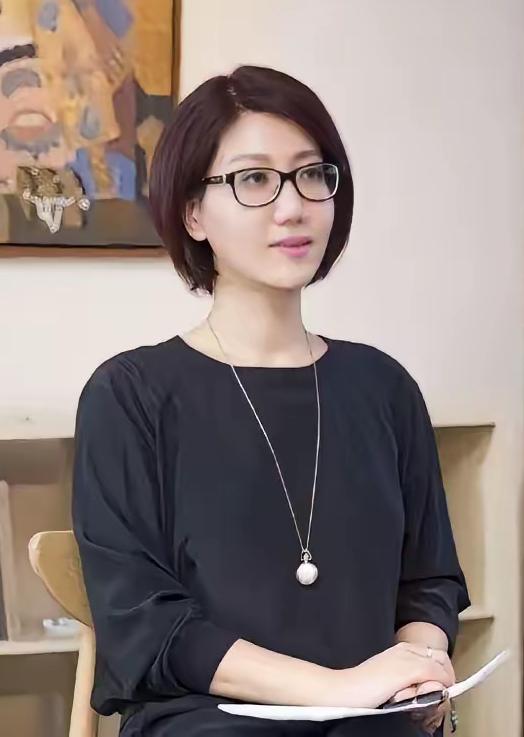 易立竞的新节目只做了两期，但两期都爆了。不是因为她问得有多狠，是她让镜头