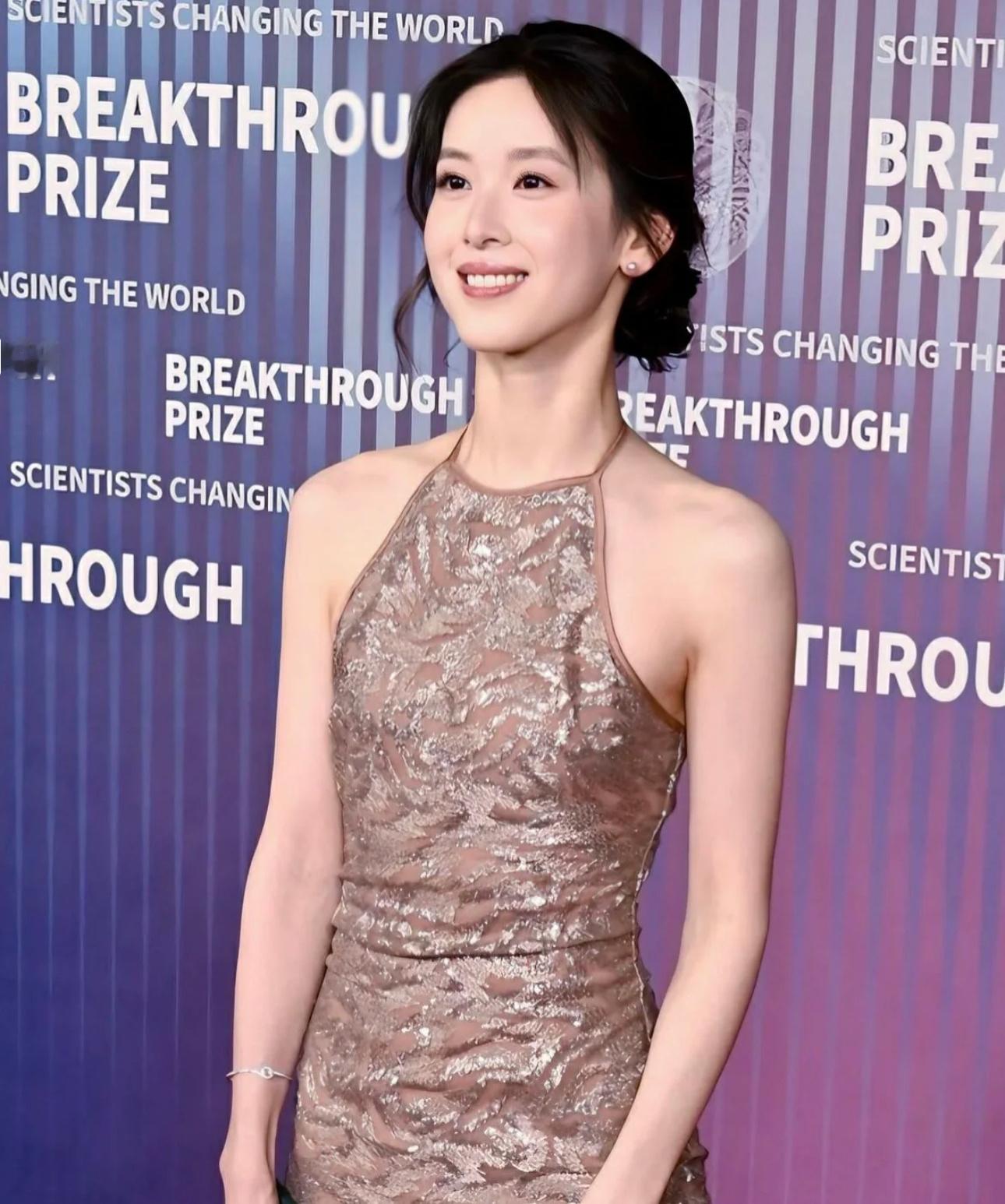 章泽天烫头需谨慎这发型显得更加贵气了超级的有魅力​​​