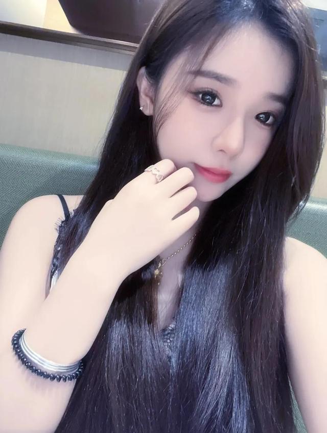 笑话：丈夫在洗澡，妻子看到他手机收到一条短信：老地方酒店303～妻子气得直奔酒店
