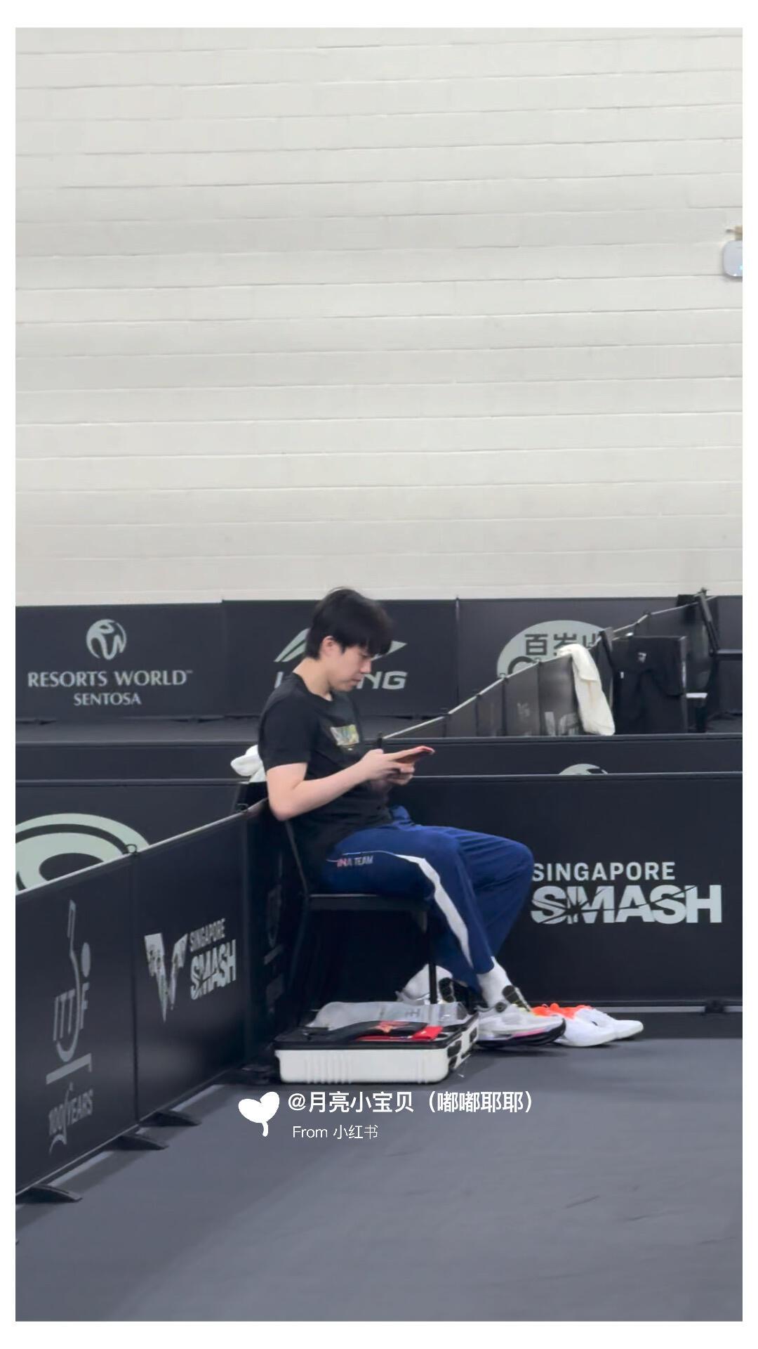 王楚钦最新动态，上训看看手机有啥消息，马上新加坡大满贯比赛了，头哥还是很稳！头