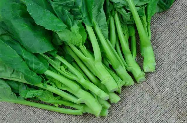 最近，我们这儿青菜价格贵得离谱，像菠菜要8块，生菜6块。平日里，我老公抠门得很，