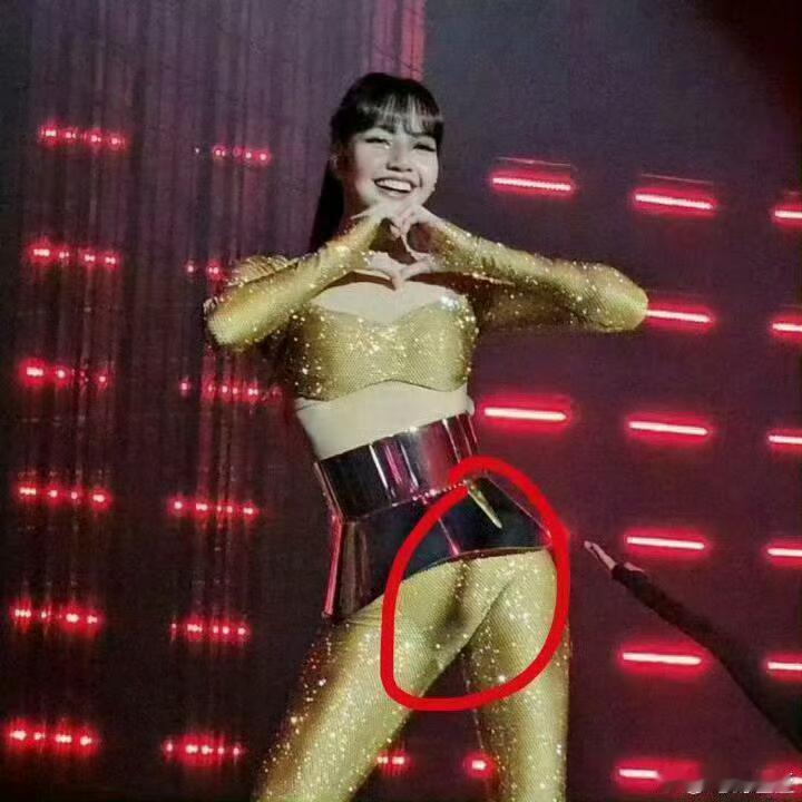 lisa演出造型惹争议审美本就没有统一答案，时尚圈疯夸普通人也许根本就看不懂！