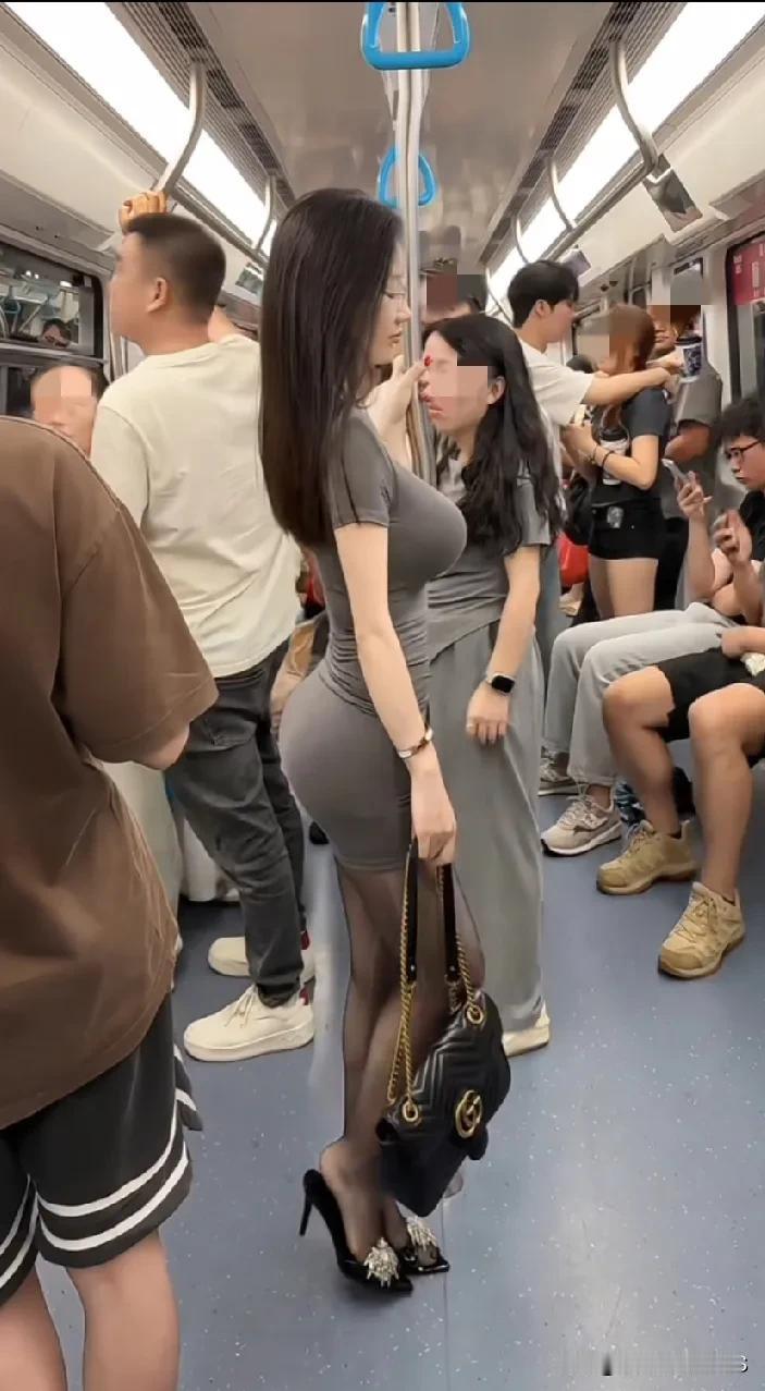 这身打扮回头率绝对高，曲线也太惹眼了！但旁边小美女眼神像看怪物，男士们反而不咋看