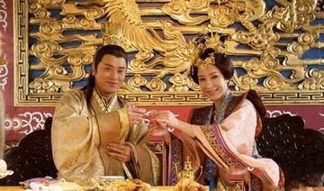 1464年，17岁的明宪宗轻轻地解开34岁万贵妃的衣衫，他看到万贵妃细白软嫩的肌