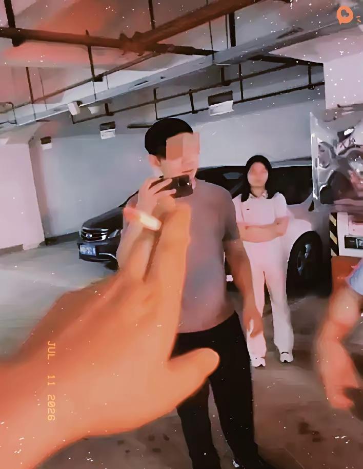 太倒霉了，长沙占车位的女子彭某这次不但遇到了神一样的对手闵某，还遇到了猪一样的队
