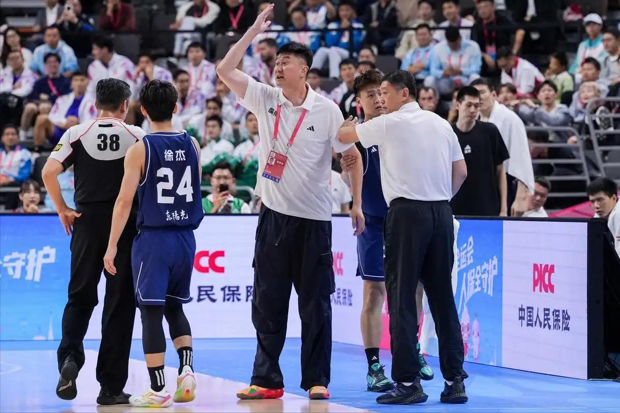 徐杰半场5记三分奠定胜局！打出18分7篮板9助攻准三双数据，“徐中锋”是广东夺冠