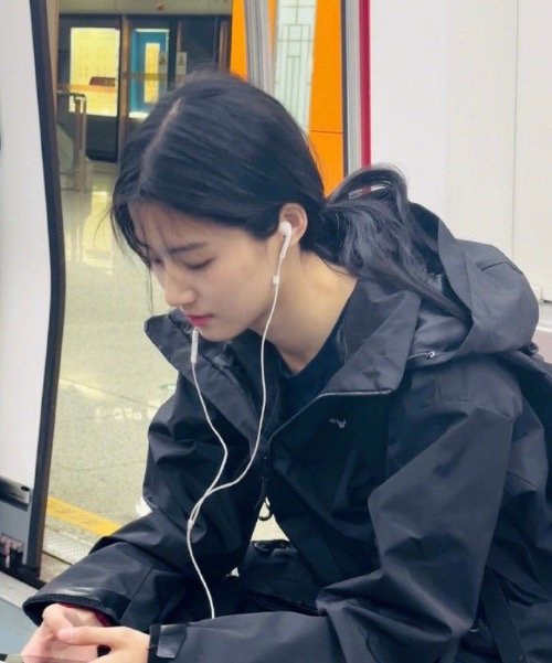地铁上看见的，好漂亮，这颜值可以去当明星了