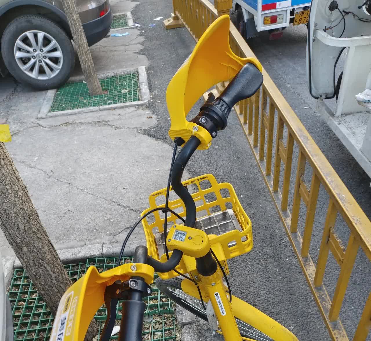 北京街头共享单车争夺战：老太太'盯梢'抢车，年轻人怒斥'不讲武德'！