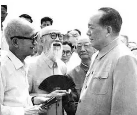 1955年6月的一天晚上，毛主席突然叫来李银桥，神秘的对他说道：“银桥，交给你一