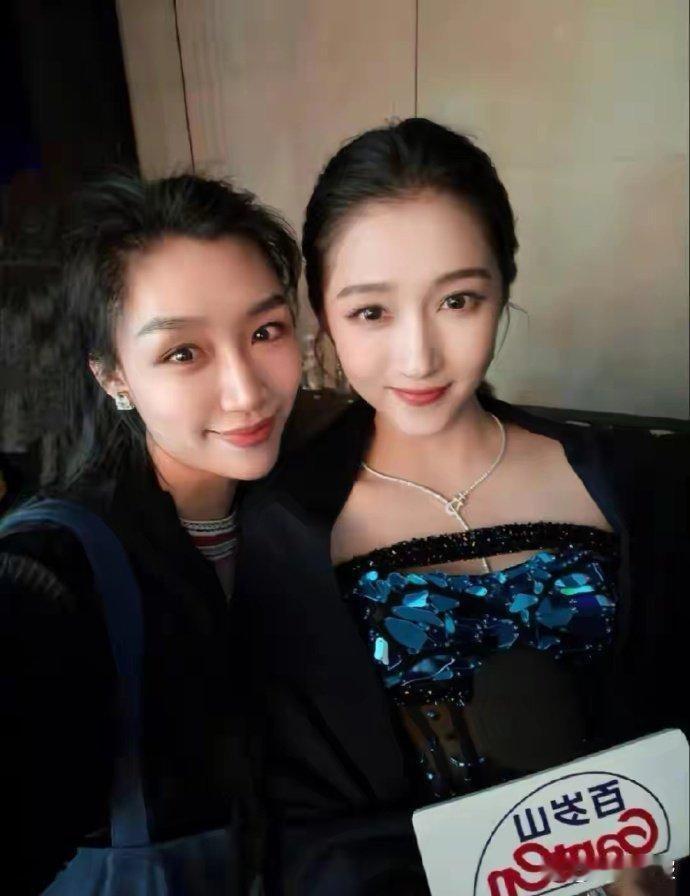 白玉兰主持人后台照曝光，张凌赫好认真，关晓彤好漂亮