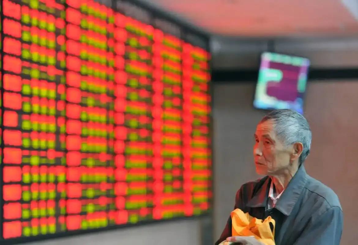 那为什么人民币升值时，会出现股市涨、楼市跌，股价涨、房价跌的现象？核心原因在于二