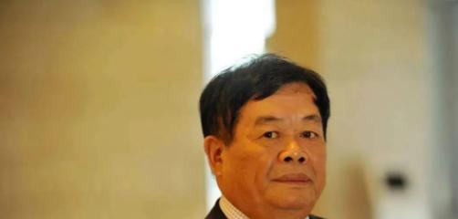 怪不得能成为企业家！1971年，曹德旺当炊事员时，发现有女人偷东西，抓住她后，女