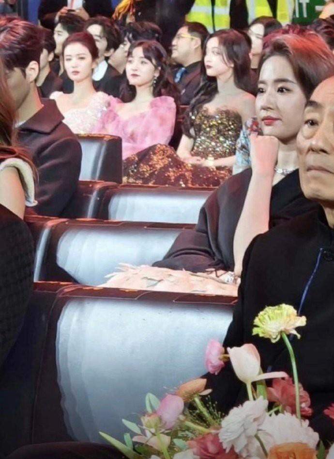 有人拿出了一张王楚然凝视刘亦菲的图