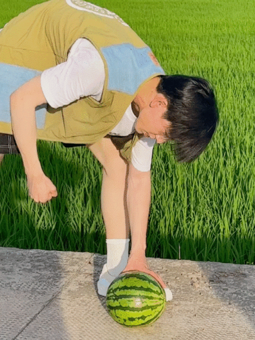 张凌赫也不舒服了张凌赫曾因劈西瓜被骂张凌赫也不舒服了
