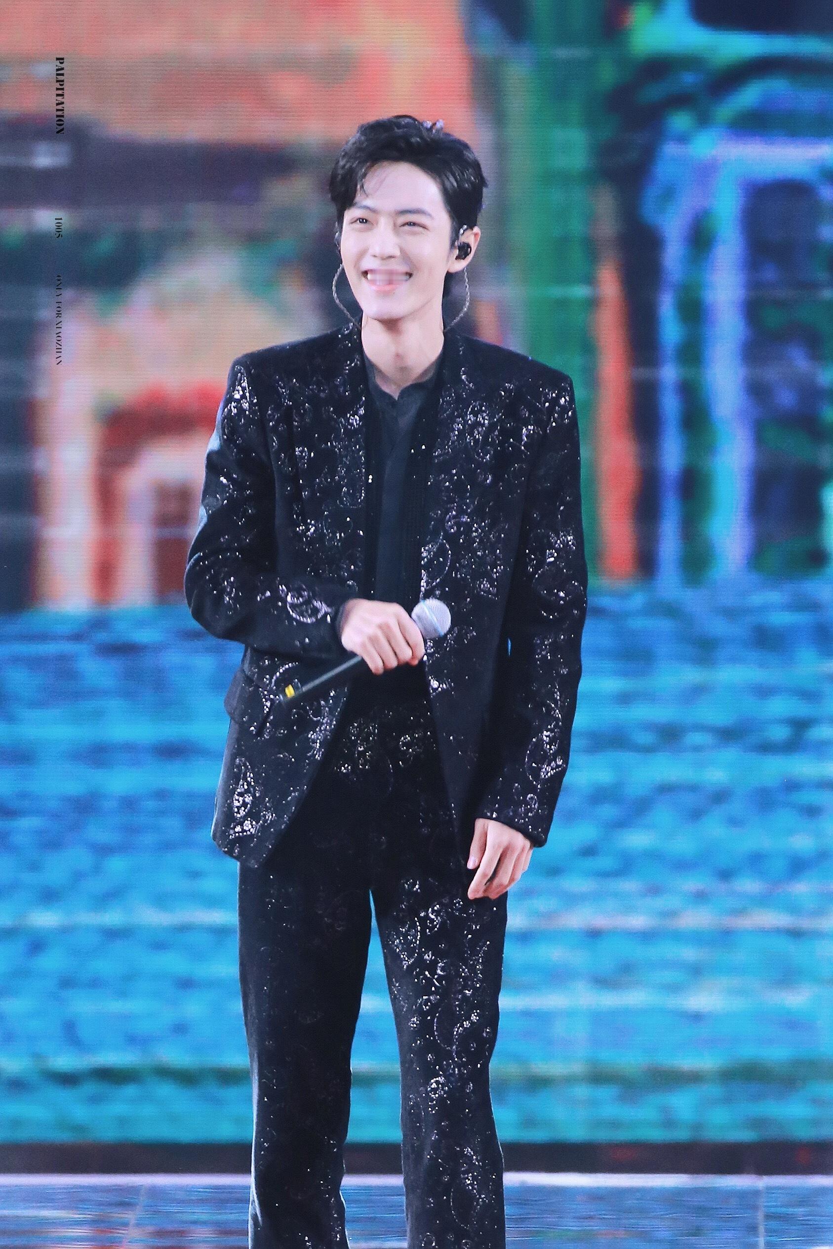 肖战好治愈的肖战，你一笑，风都变暖了！