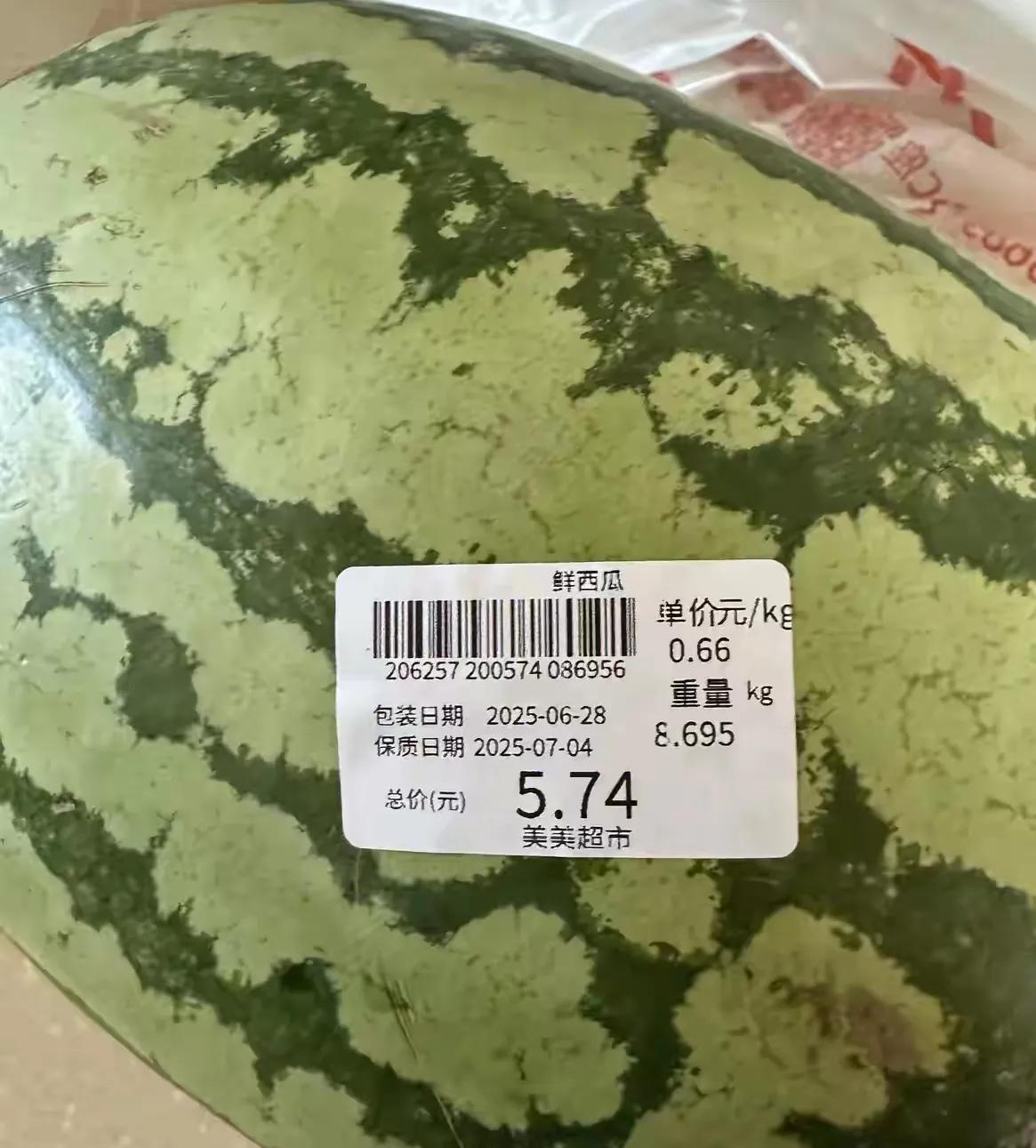 没想到，现在西瓜这么便宜到超市看到西瓜价格惊到我了，前几天还1.99元，现在居