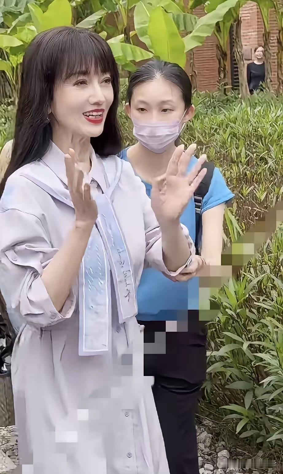 7月26日，赵雅芝在景德镇拍杂志，网友留言：留着披肩长发浓妆艳抹，怼脸拍脸上的状