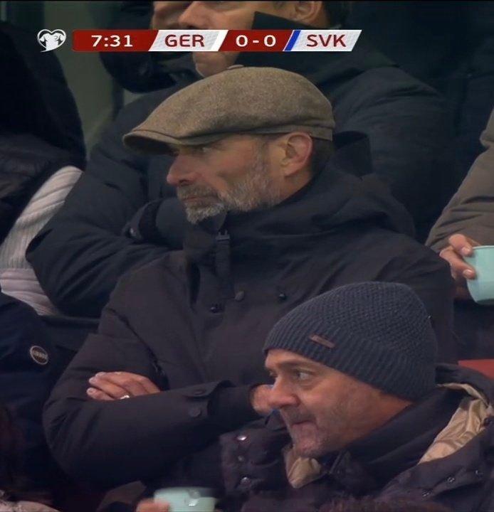 【大佬低调来看球】戴上帽子的之后，差点认不出来。。。。。