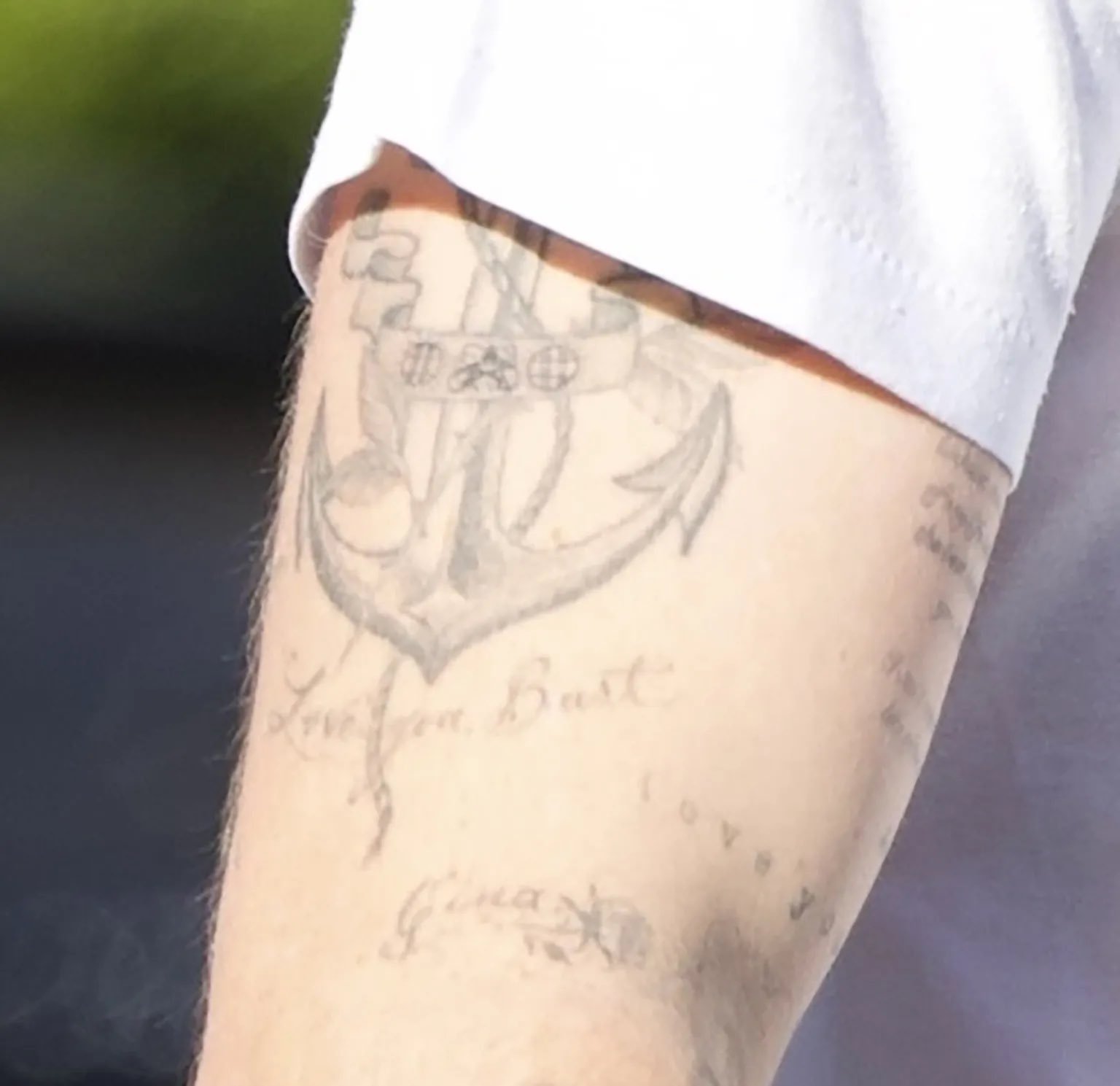 外媒曝贝克汉姆大儿子布鲁克林把爸爸和兄妹的纹身都遮盖了