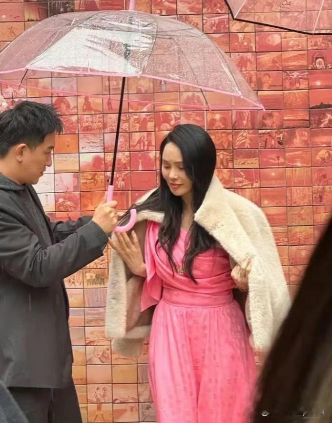 伊能静五十多岁还能这个状态已经很拼了，大冷天穿裙子也挺冷的，别人穿棉袄，她漏胳膊