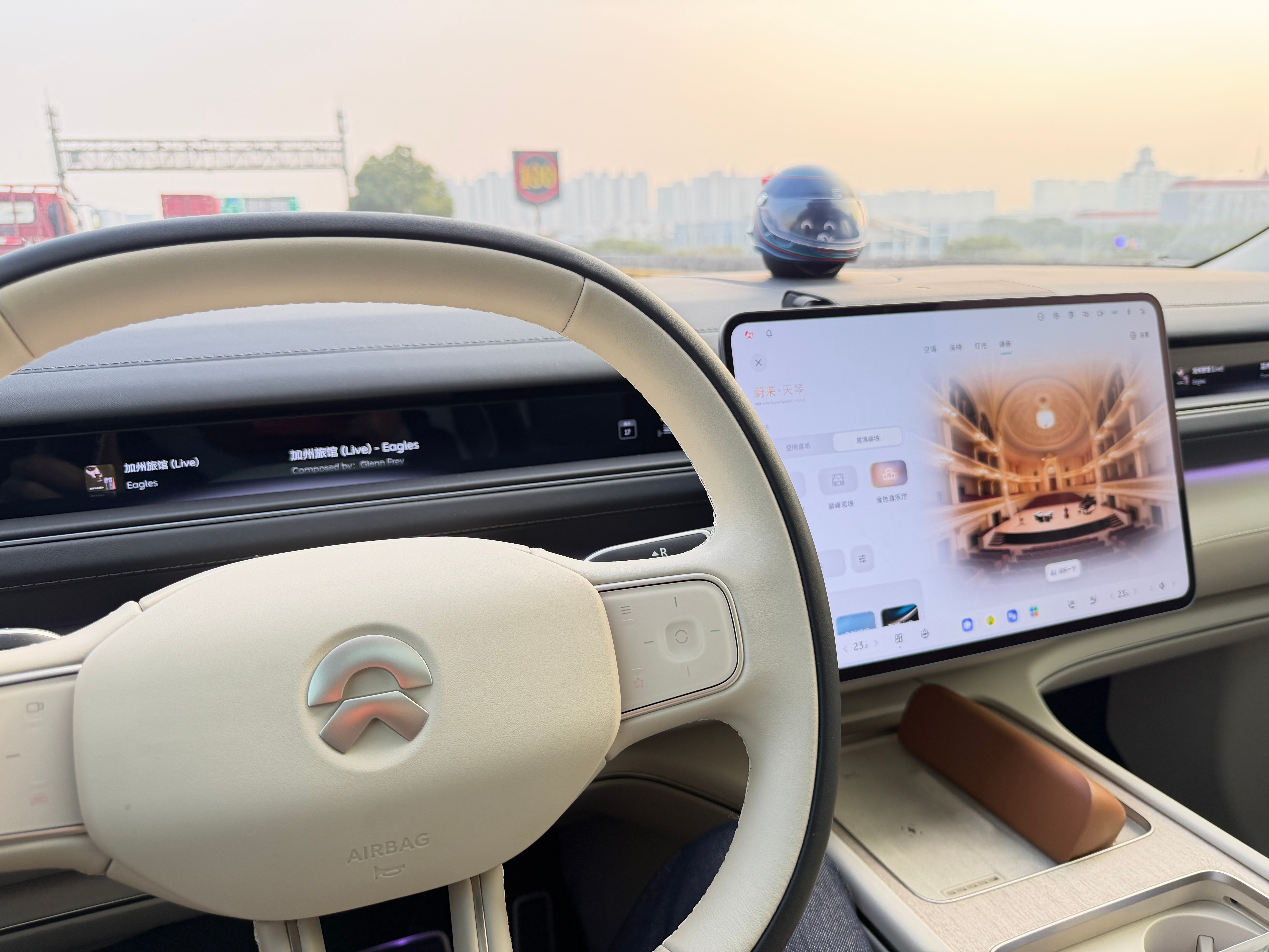 如何让人在你的ES8上说“卧槽！”打开蔚来天琴里的超境临场-金色音乐厅来一首《加