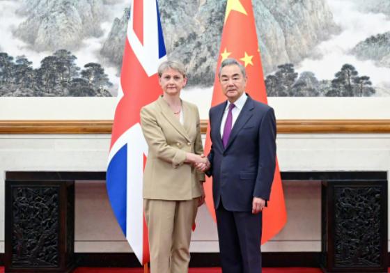 英国终于想通了！6月2日英国外交大臣库珀如约来华，和王毅外长举行了第11
