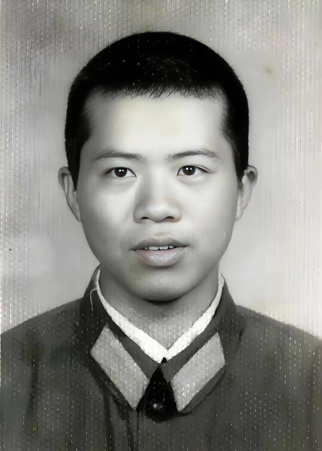 1984年，老山战场，21岁的战士刘家富不幸中枪，跌倒在坑，此时，坑外有4名越军