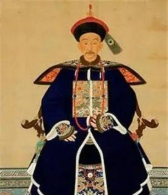 1749年乾隆亲自审问川陕总督张广泗，下令严刑拷打。张广泗满身是伤，但还是不停辩