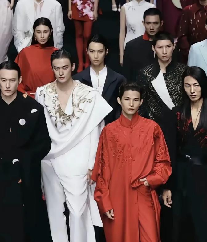 这是审美劈叉了？国外一套国内一套，模特都把自己化妆成为细缝眼。国内的帅哥美女更