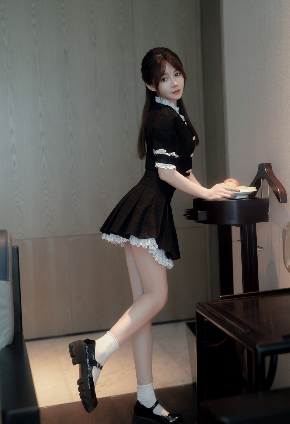 谁的衣橱里还没有一件小香风的套装穿搭呢，太女人味的你穿着起来不大习惯，可这款减龄