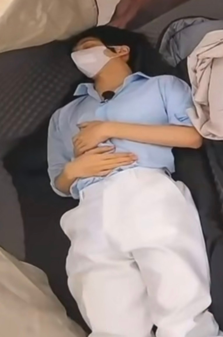 我妈怀我的时候一直搁着肚肚摸我唉好幸福我再也不乱踢她了