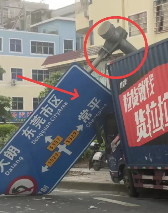 这单估计赔大了！   就在前几天，广东东莞黄江，一货拉拉司机不知是疲劳驾驶还是