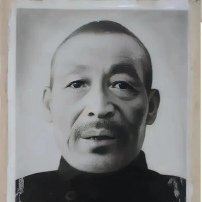 1949年，杀了3000多名红军的韩起功逃入祁连山，解放军搜寻多日无果，这时，一
