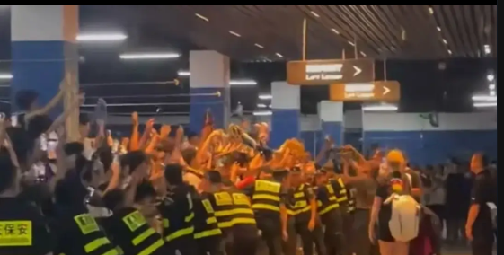 库里的中国行证明了一件事：不是你在联盟里打球就能获得球迷基础的。库里的中国行