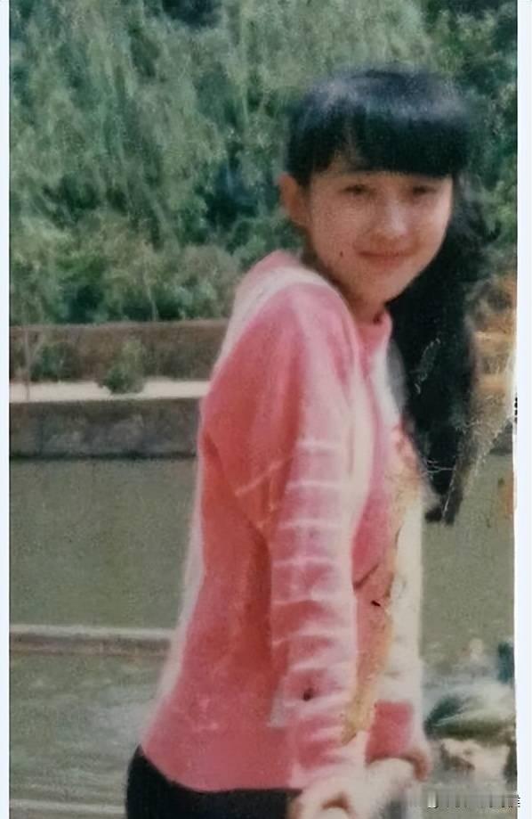 现在我老了，但生命中刻骨铭心的，总有几个女人。第一个就是我的大学女同学，可怜我