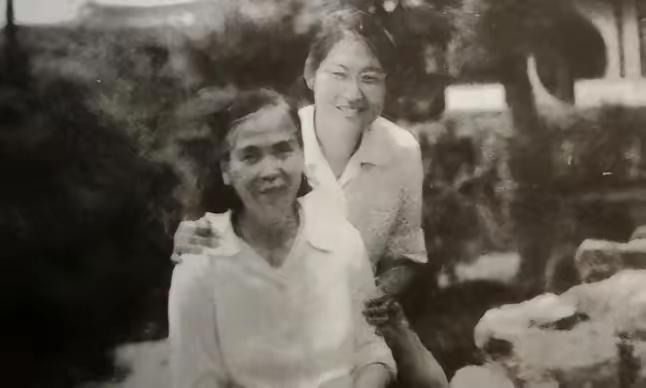 1999年孔东梅曾给中央写信，希望为母亲争取一项权利，刘英主动提出要帮她实现这个