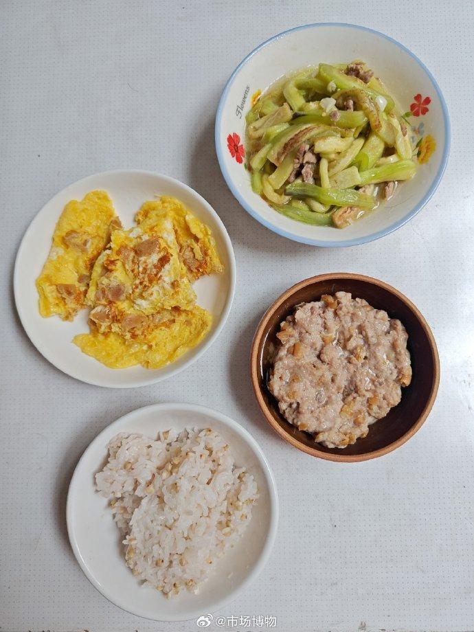 午饭，黄瓜干蒸肉饼3，萝卜干煎蛋2，肉丝炒茄子2，米饭0.5，食材合计：7.5元