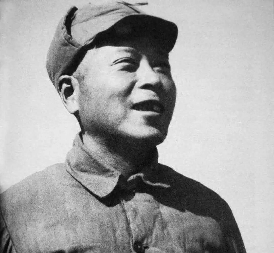 政委请师长参加会议，师长到场却被安排在台下接受批评，现场情绪激烈直接翻脸！1