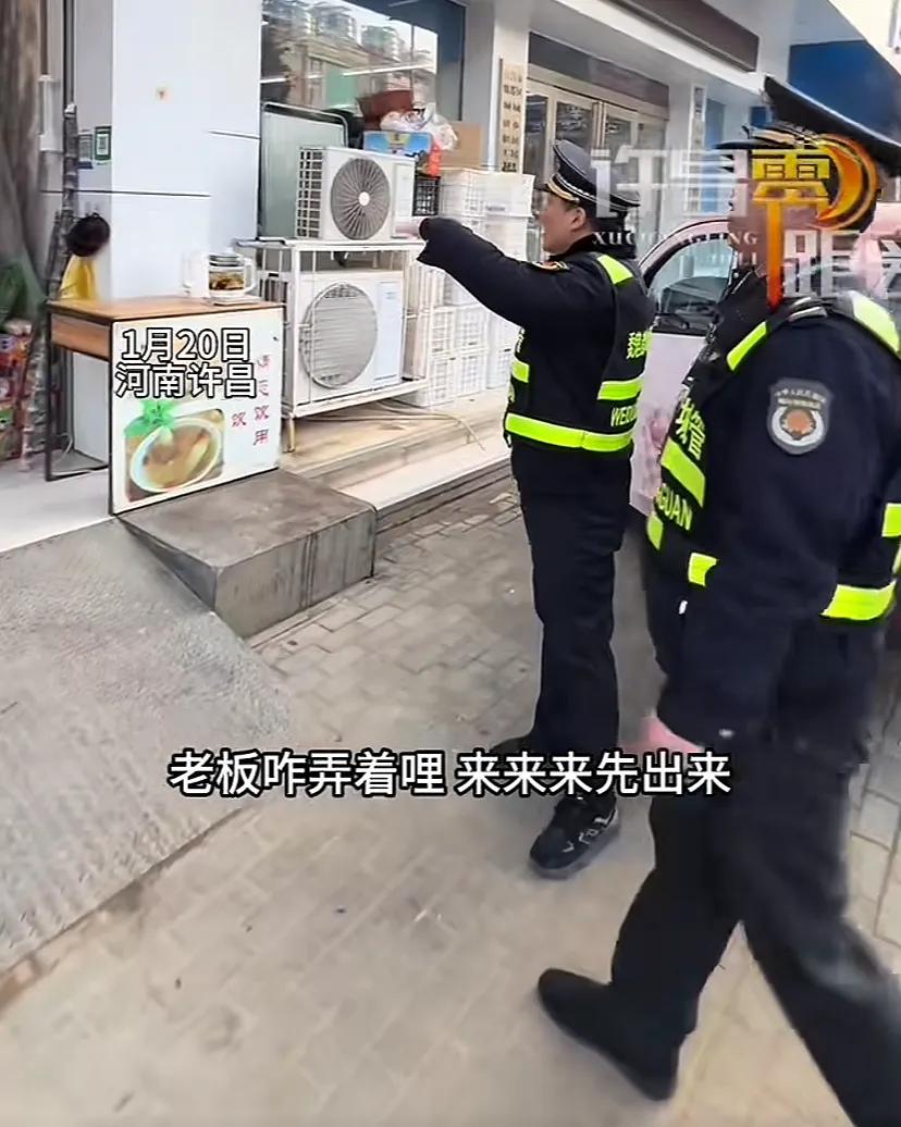 又来了！三个城管气势汹汹的来到水果店，招招手让老板娘出来！老板娘眼眶都红了，眼看