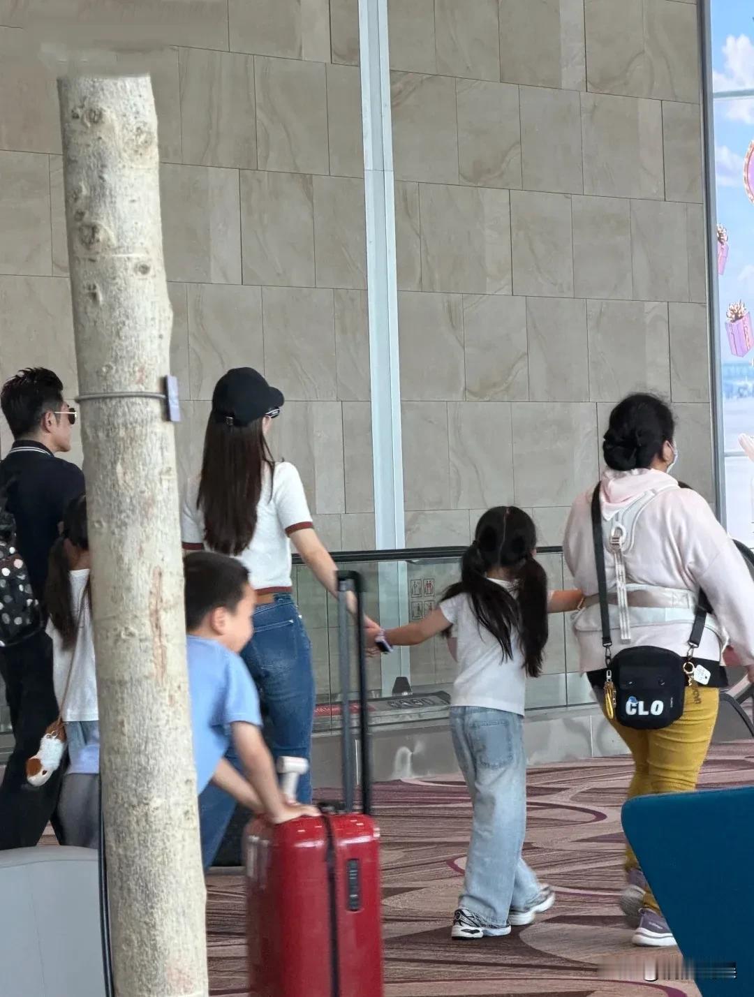 郭富城带着老婆女儿返港，一家子手牵手到达机场，幸福的氛围让人羡慕。在结束了新加