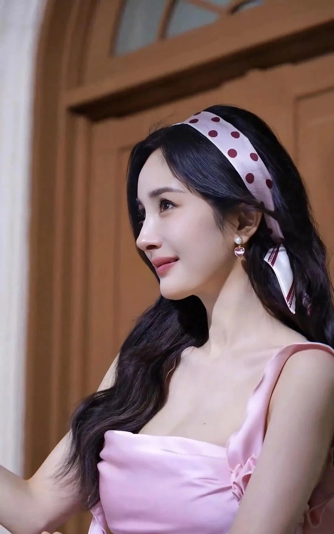 杨幂无论什么穿搭总是游刃有余，韵味十足。