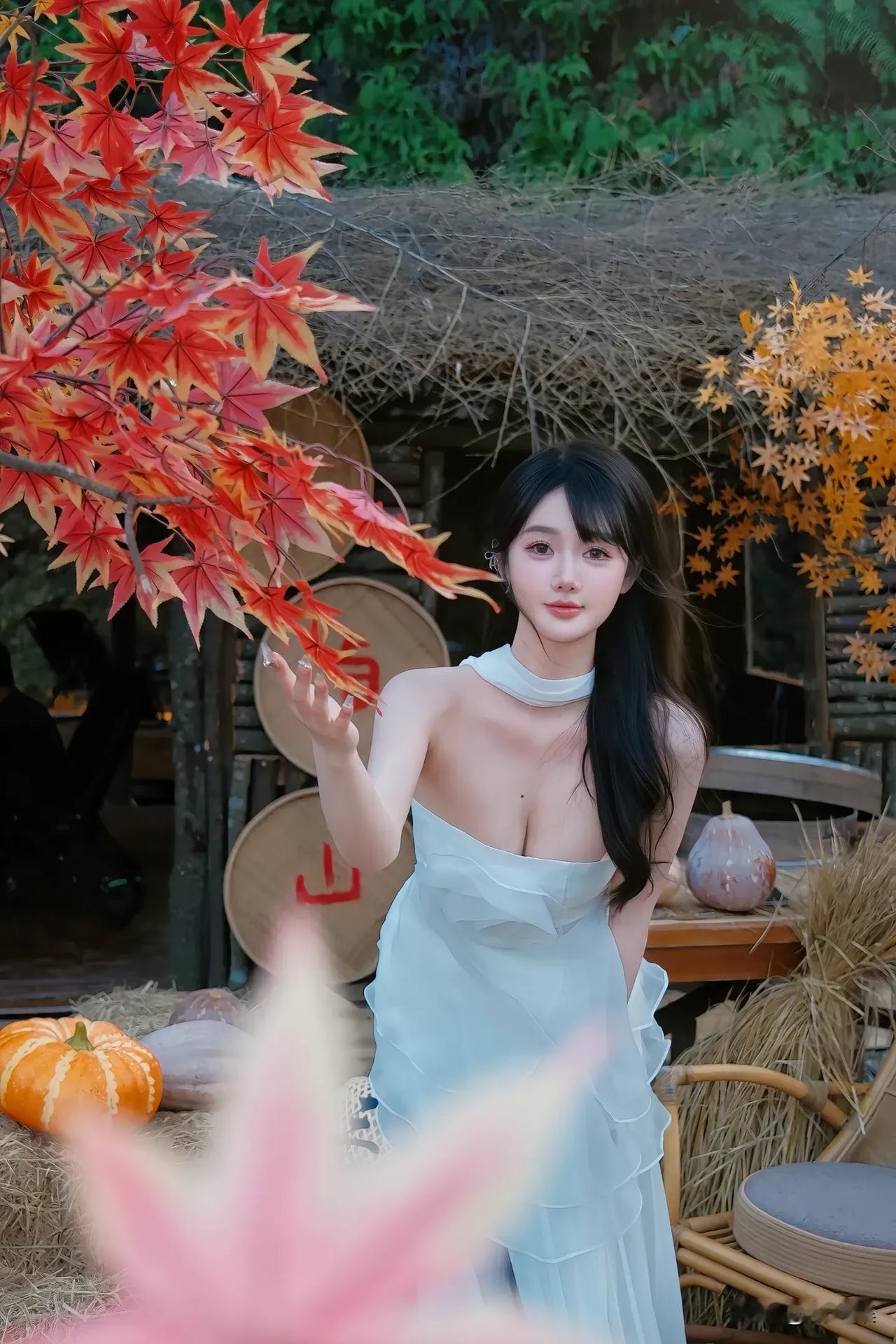 秋意浓浓，红叶飘落，少女轻抚，宛如画中仙。