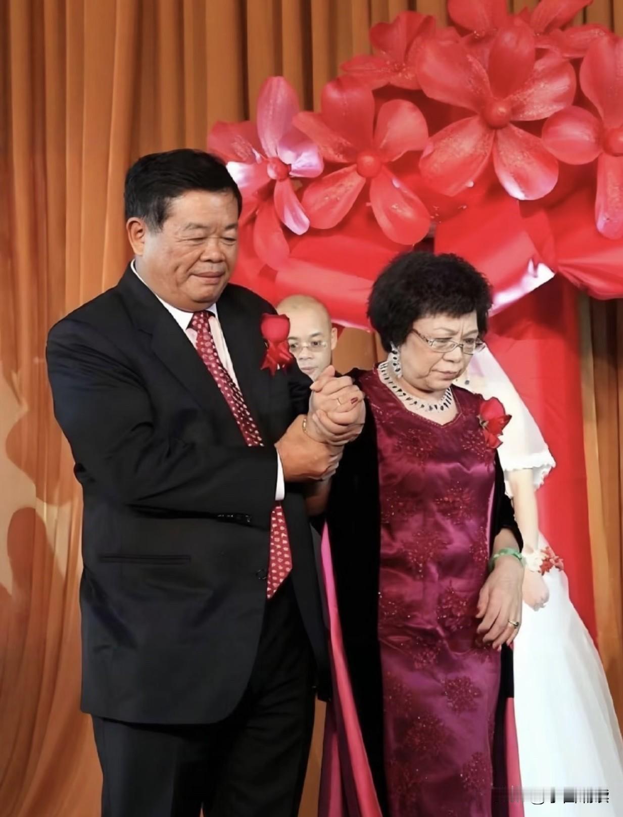 看看，曹德旺与妻子太有夫妻相了！据说，1980年，34岁的曹德旺与25岁红颜知己