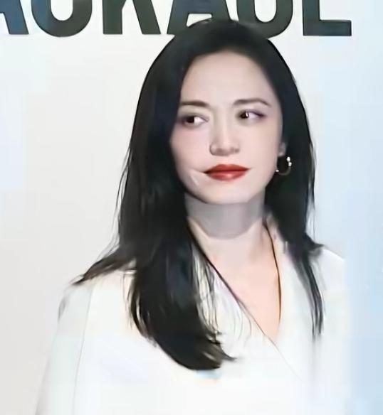 说实话，有钱人的心思咱真是猜不透！就说46岁的姚晨吧，看着跟老公曹郁感情一直挺好