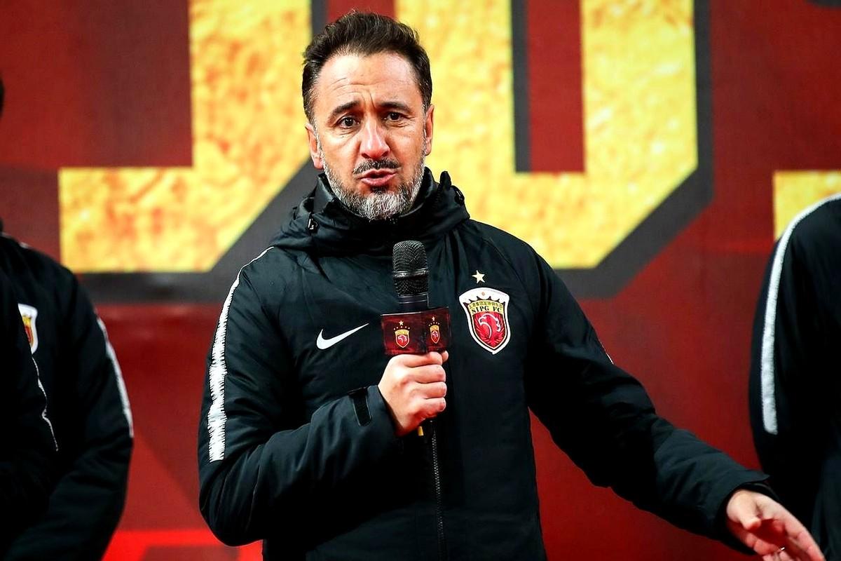 解说员周亮给上海申花提了一个建议。他说让刚从狼队下课的佩雷拉，下赛季代替斯卢茨基