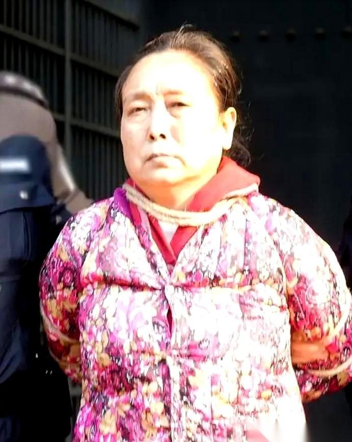 五花大绑，死到临头。但这女人的眼神里，居然连一丝害怕都没有。只有赌徒输光筹码